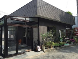 【hono hono café】修善寺の裏通り 窓からは静かにゆったりと季節を感じることができる