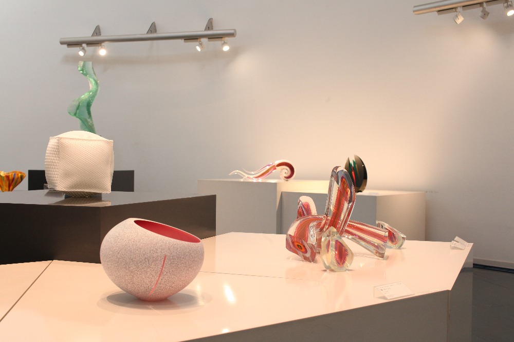 「黄金崎クリスタルパーク・ガラスミュージアム」の幻想的な現代ガラスアートの数々