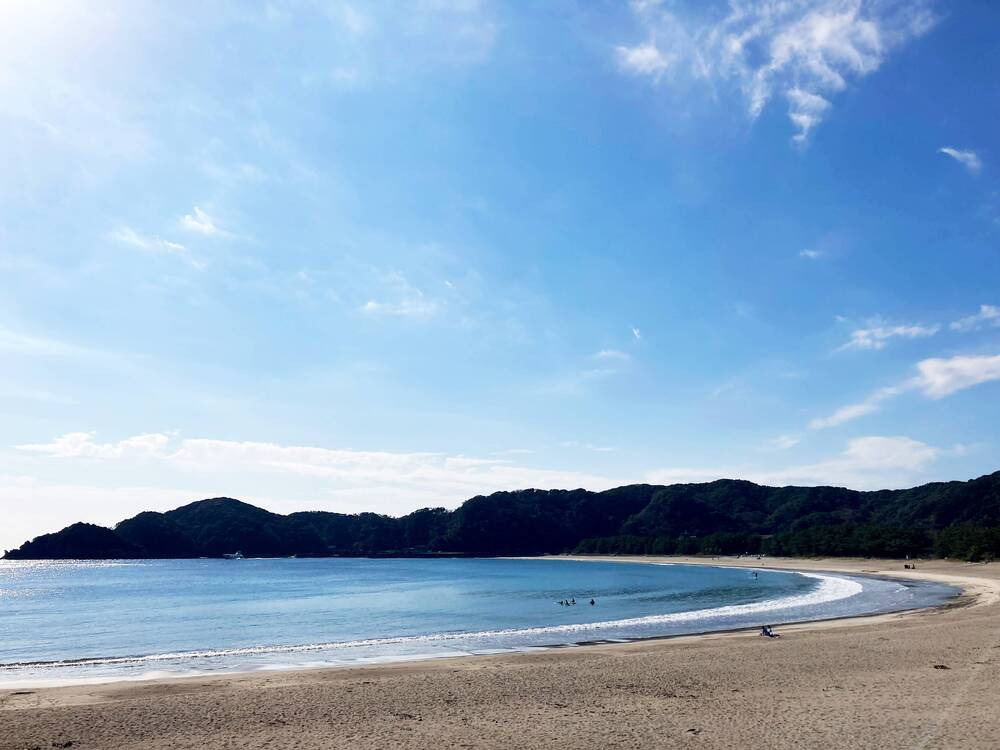 弓ヶ浜とは──白砂の弧と青い海が美しい、南伊豆を代表する絶景ビーチ