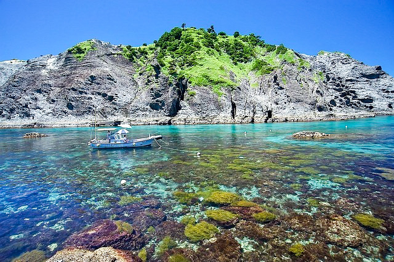 【ヒリゾ浜】透明度が高く美しい青に感動！ 船でしか行けない秘境のビーチ