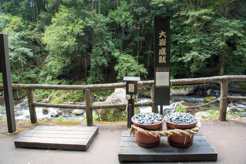 河津七滝で味わう遊び心｜願掛けの大岩成就、足水処の癒し、七福神スタンプラリー