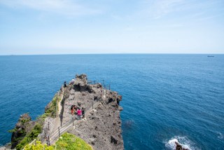 【石廊崎】伊豆半島の最南端の絶景岬。真っ青な海に白く輝く灯台も
