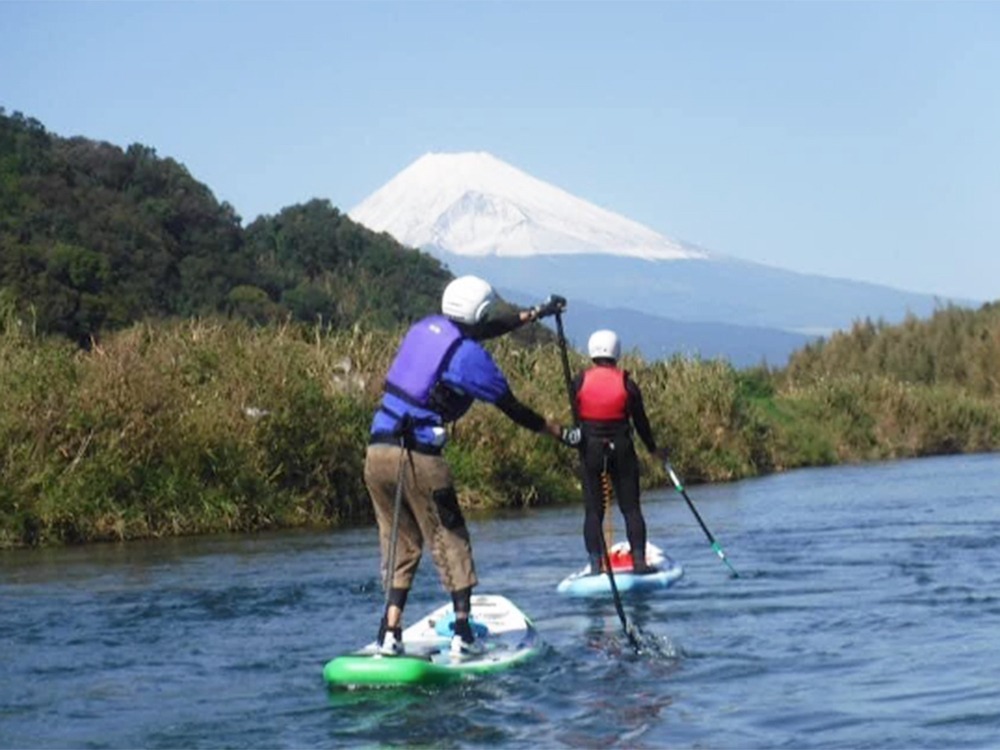 富士山を眺めながら狩野川の流れに身をまかせる、穏やかな時間