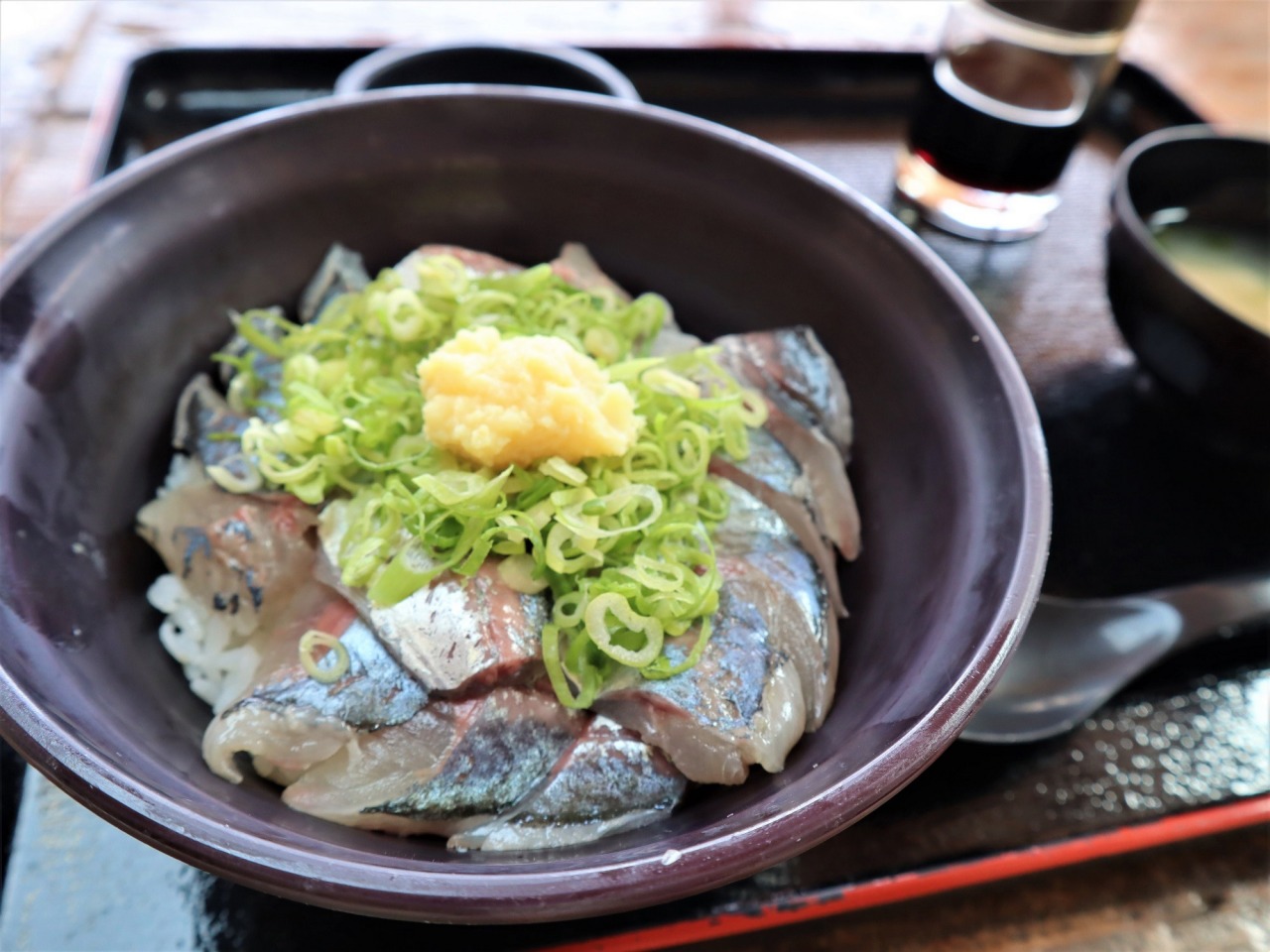 【沼津・いけすや】日本で一番のアジの味　漁師のお母さんが振る舞う「活あじ丼」