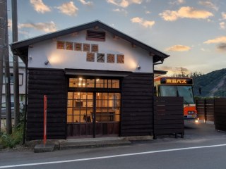 【西伊豆町】レトロな雰囲気漂うバス案内所を宿泊施設に