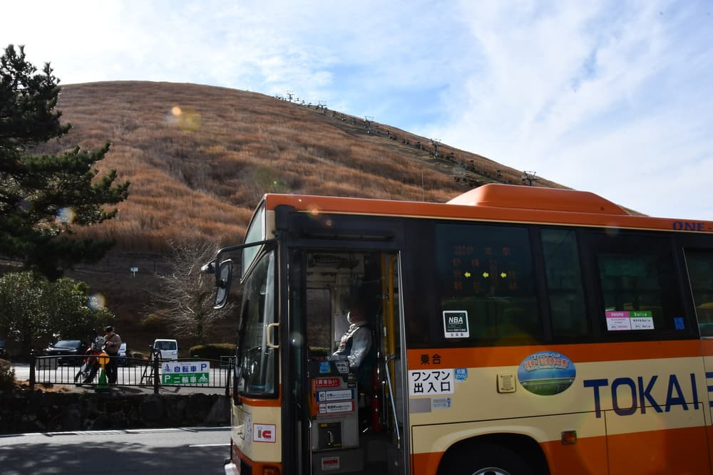 ゆったりバス旅のスタート地点は、国指定天然記念物の「大室山」