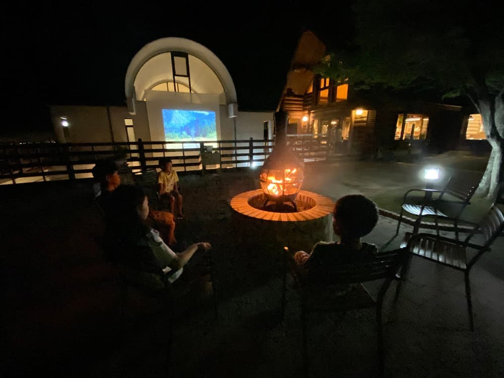 キャンプファイヤーと星空 非日常を楽しむ夜