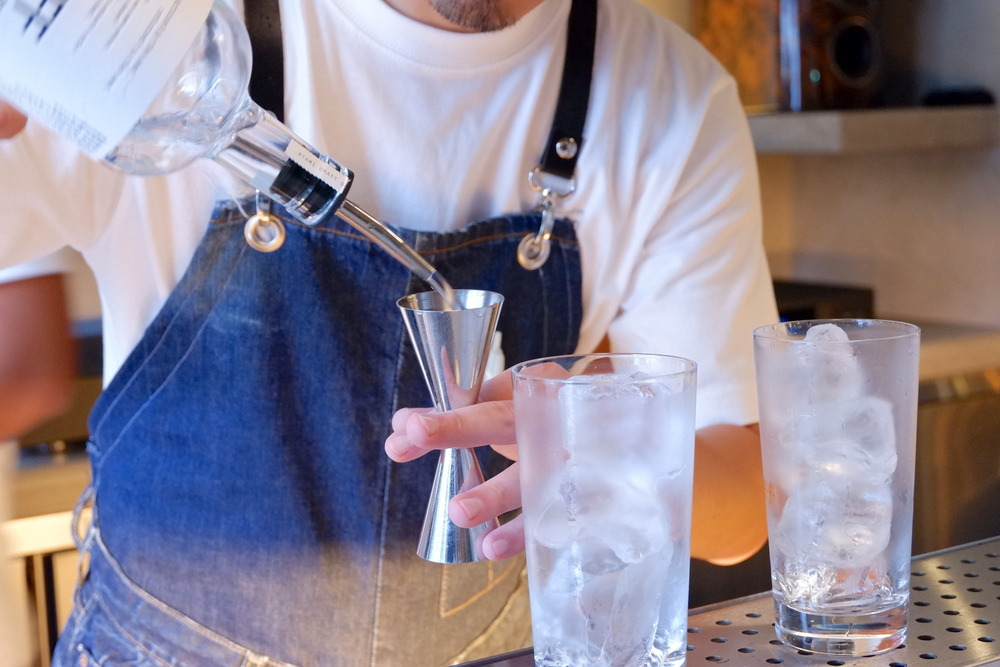 【熱海・SEACLIFF 熱海蒸溜所】目の前には黄金色に輝く蒸溜機！バー併設、熱海発のクラフトジン