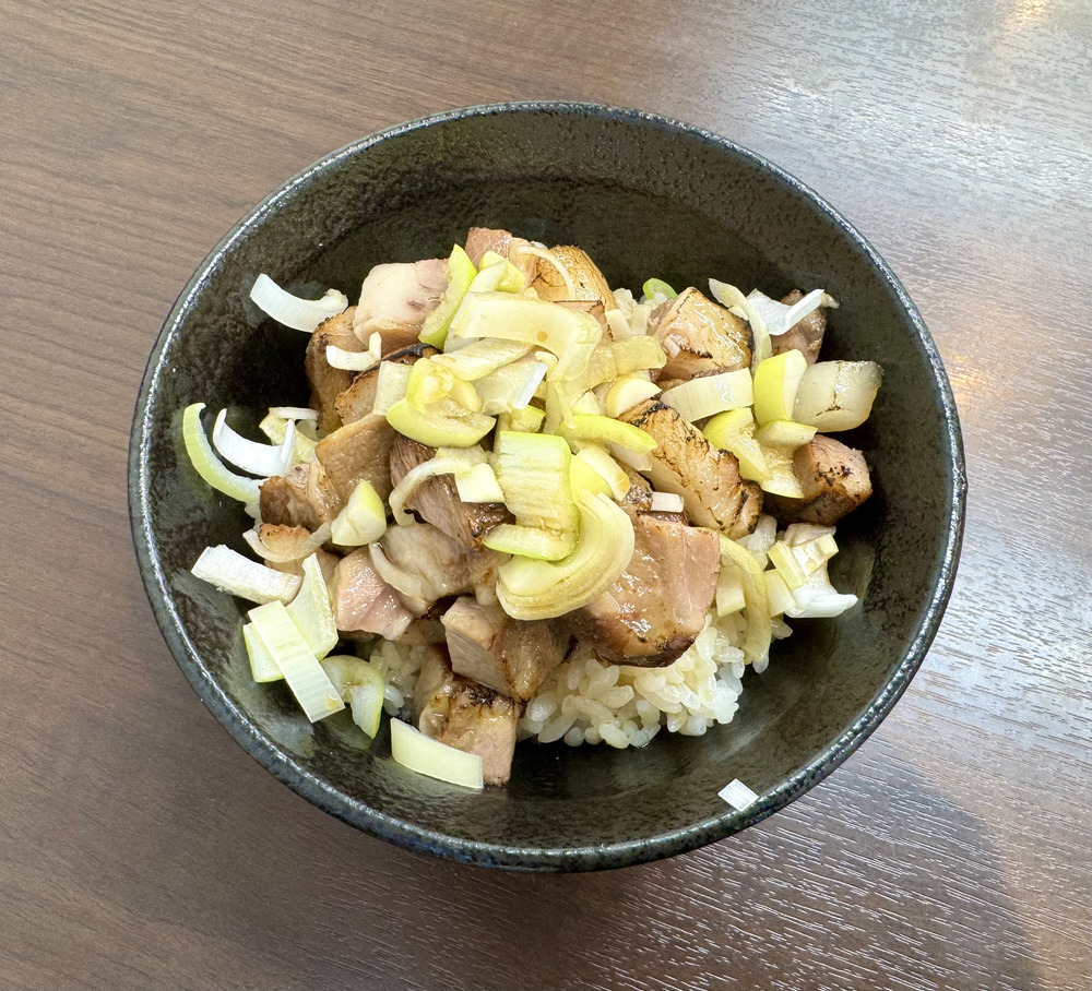 食べ出したら止まらない！「炙りチャーシュー丼」