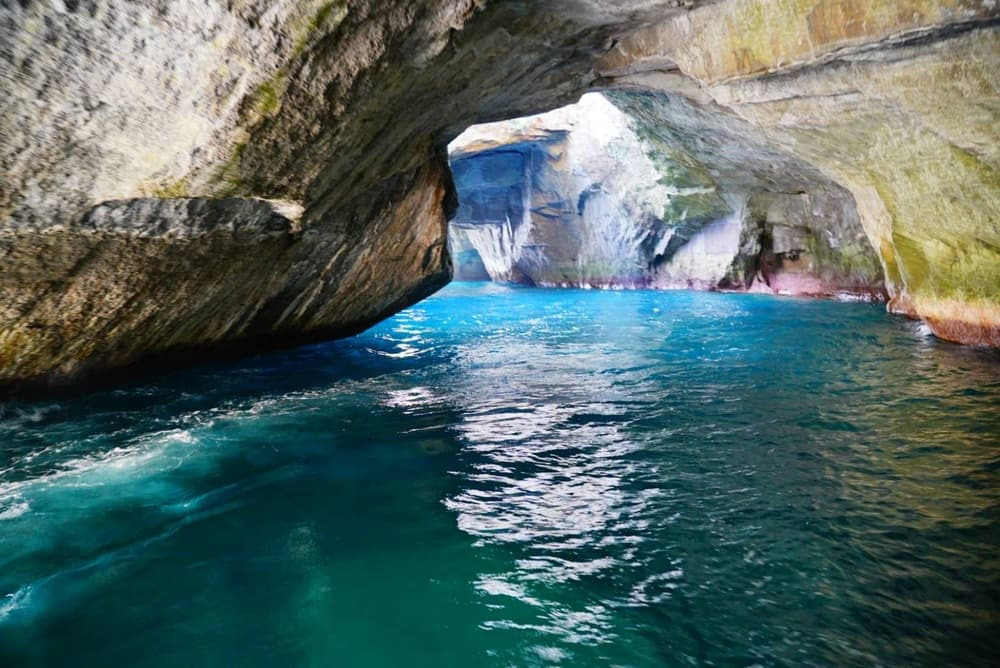 堂ヶ島・天窓洞 ──「青の洞窟」で体感する神秘の光景