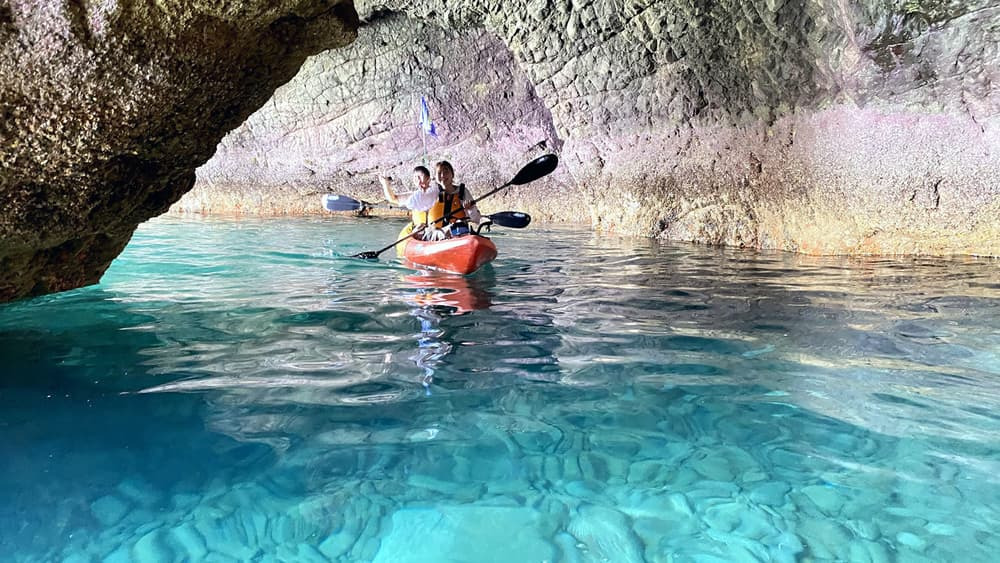 堂ヶ島でシーカヤック体験 ──自分で漕いで巡る&ldquo;青の洞窟&rdquo;