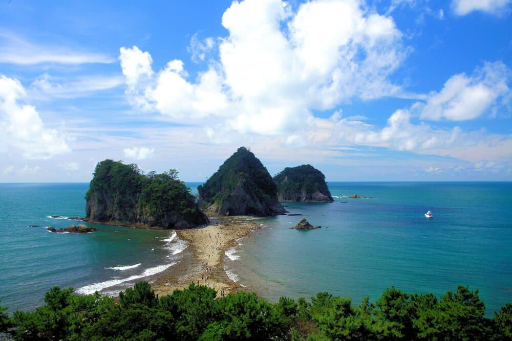 堂ヶ島・三四郎島 ──歩いて渡る&ldquo;幻の道&rdquo;、トンボロ現象