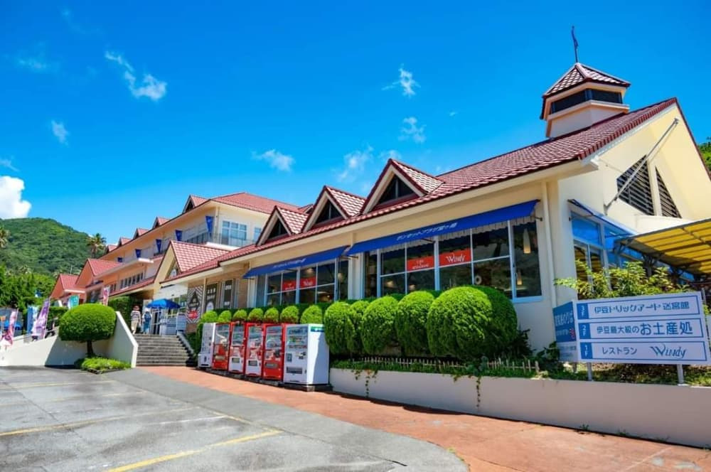 サンセットプラザ堂ヶ島 ──トリックアート・グルメ・遊覧船がそろう複合施設