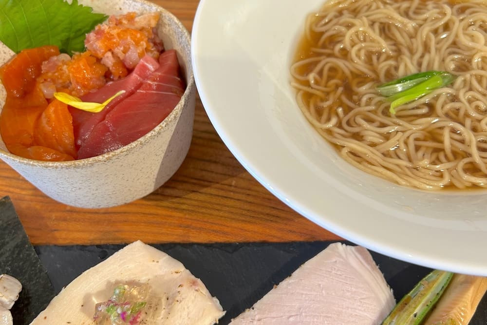 【熱海・坂まち】港町の恵みを堪能する海鮮とラーメンの二重奏