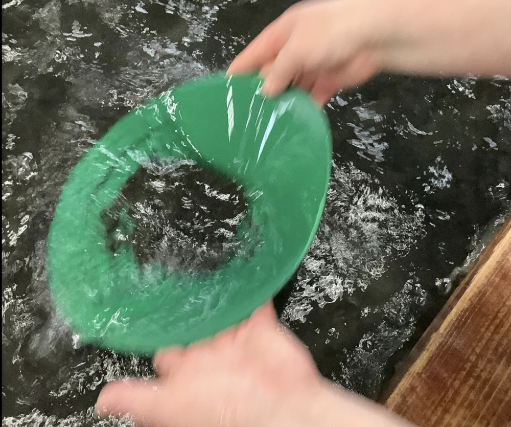 意外と難しい！砂金採り体験
