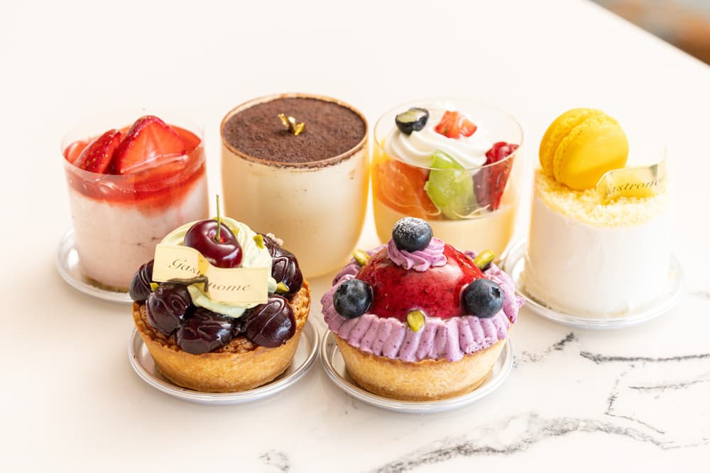 ケーキは見た目も味も抜群。スイーツの一番人気は「旬のフルーツタルト」