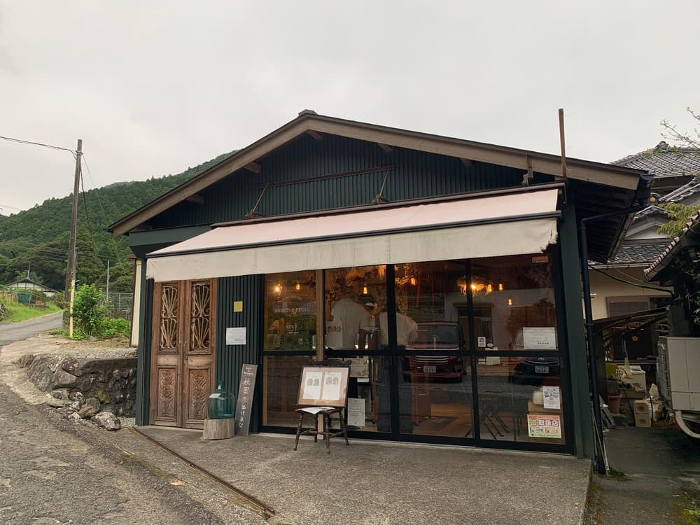【秘密のぬけあな】日常からふっと離れる、山奥の隠れ家カフェ