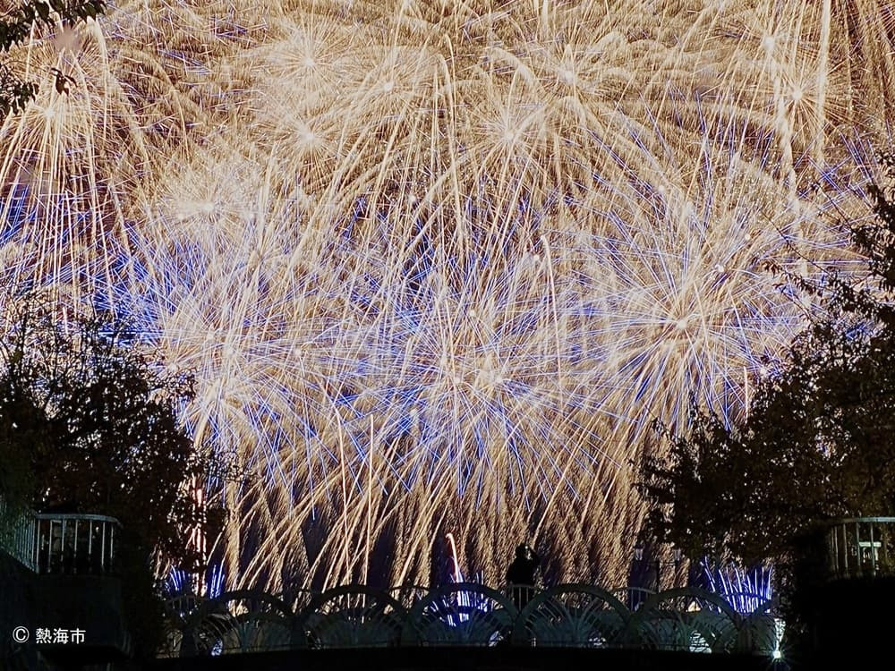 芸術の秋を締めくくる2つのイベント、「熱海海上花火大会」と「熱海梅園もみじまつり」