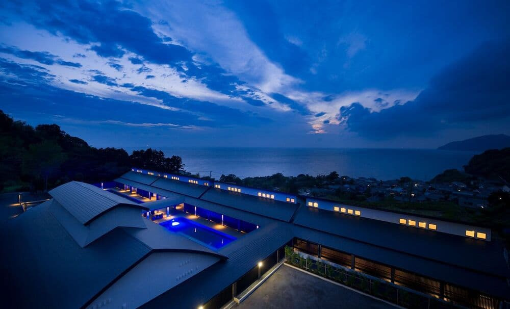 世界遺産・富士山と西伊豆の大海原を望むモダンな宿、「富岳群青」
