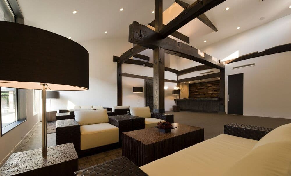 温泉露天風呂付きのスイートルームは、高級感あふれる贅沢な空間