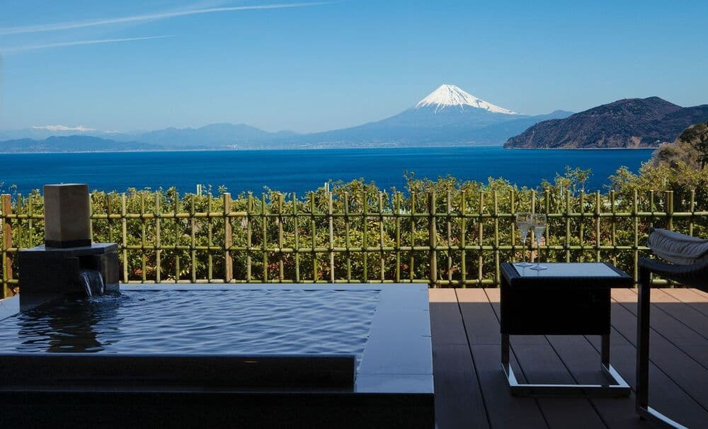 【西伊豆】富士山と海を望む、モダンで高級感あふれる宿 「富岳群青」