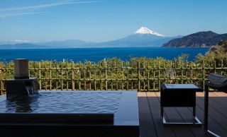 【西伊豆】富士山と海を望む、モダンで高級感あふれる宿 「富岳群青」