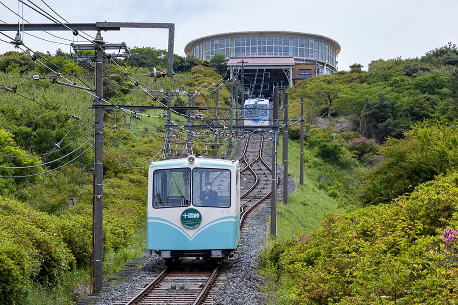 ケーブルカーで山頂へ！レトロな車両で空中散歩