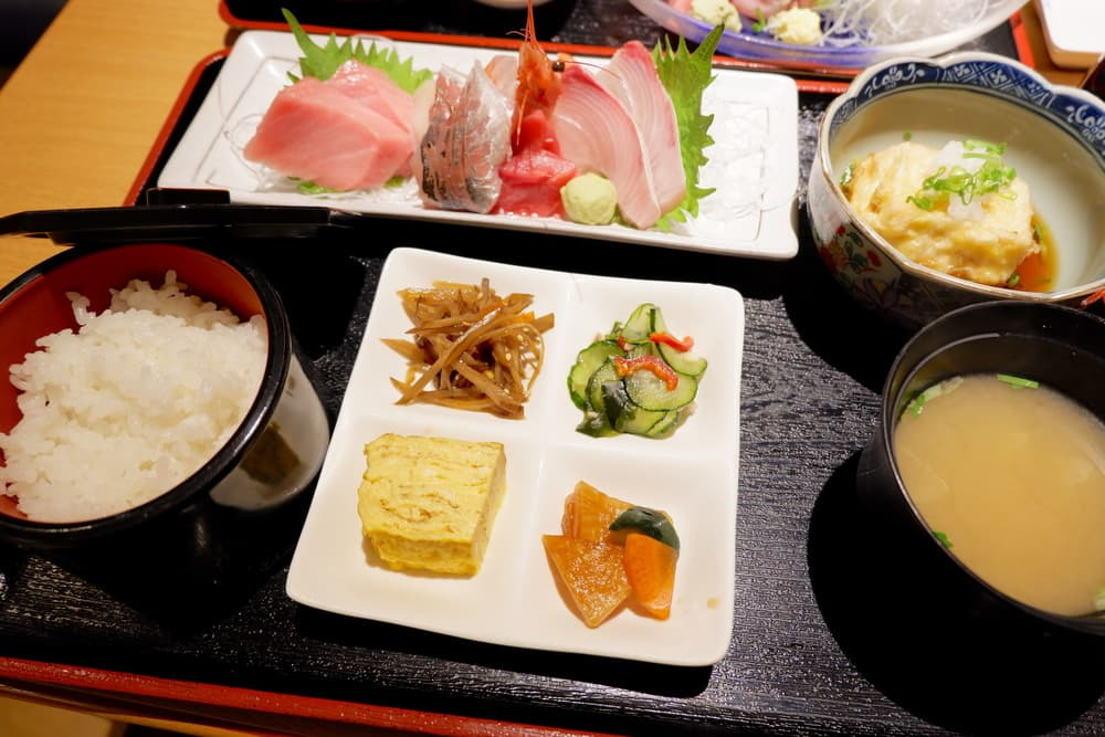 【熱海・チップ】駅前の&ldquo;ほっとする食卓&rdquo; 、昭和から続く温かな食堂の記憶