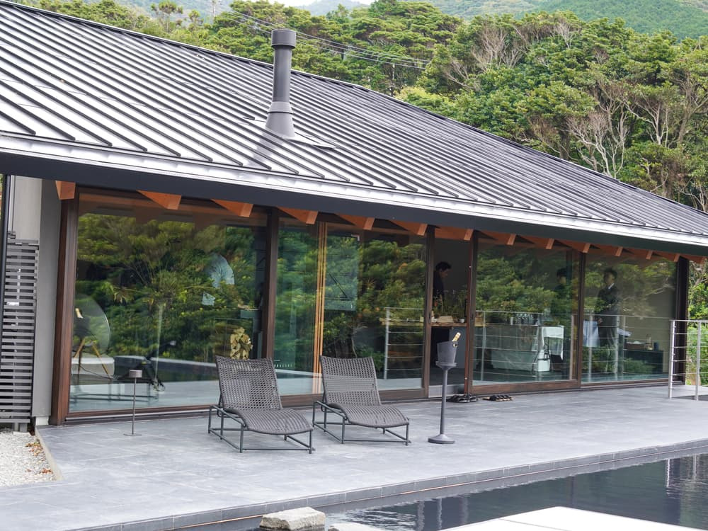 建築の静寂 &times; 大自然のダイナミズム。SUPPOSE DESIGN OFFICEによる空間