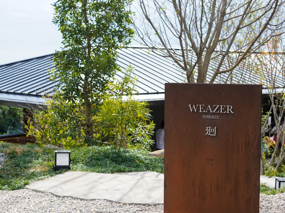 電気も水も「自力でまかなう」宿泊施設。文明と自然が矛盾なく共存する空間