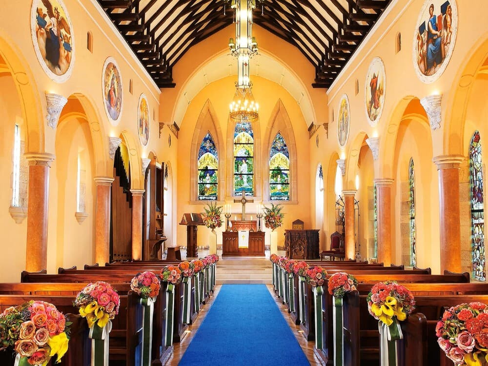 ステンドグラスが映える石造りのチャペルで、厳かで清廉な空気を味わう