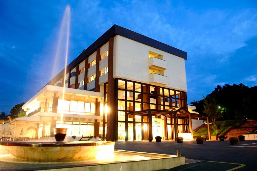 ホテルエリア：天然温泉も楽しめる「ホテルワイナリーヒル」