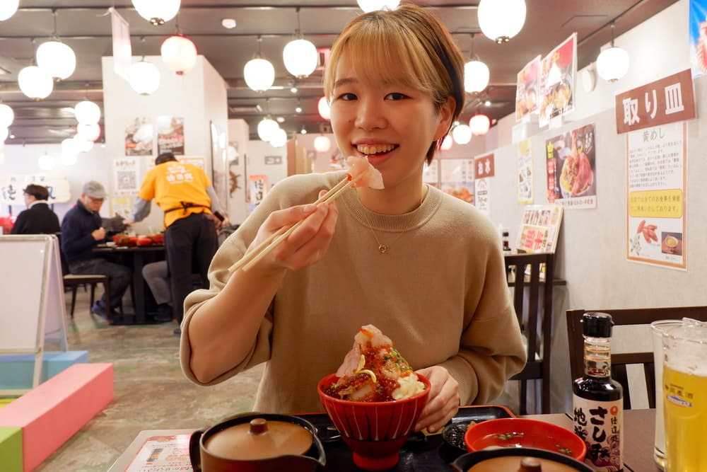 【とくぞう 熱海さかな横丁 熱海銀座通り店】漁師町のにぎわいに浸る海鮮尽くしの体験