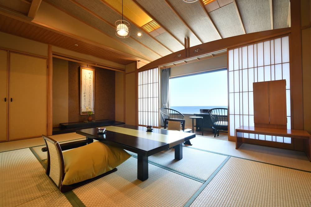 穏やかで落ち着きのある客室。全室オーシャンビューの贅沢な時間