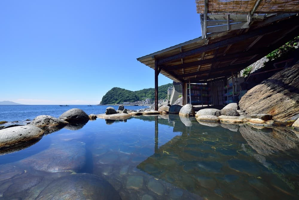 立ちのぼる、湯けむりに包まれて。露天風呂や大浴場、湯上がりサロンも