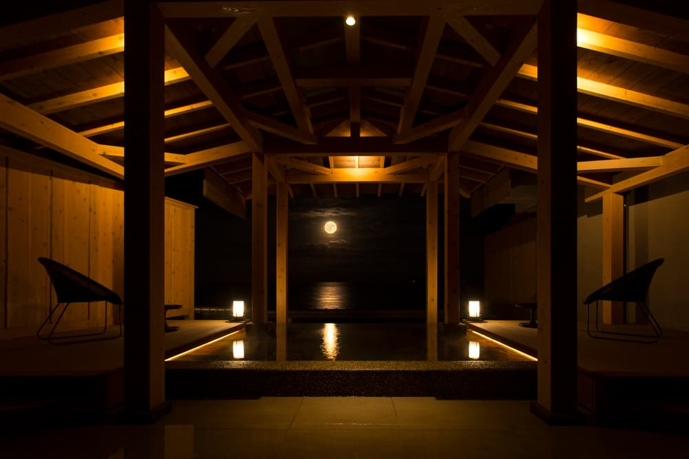 【東伊豆・老舗旅館 望水】 幻想的な「ムーンロード」の月光に包まれる宿