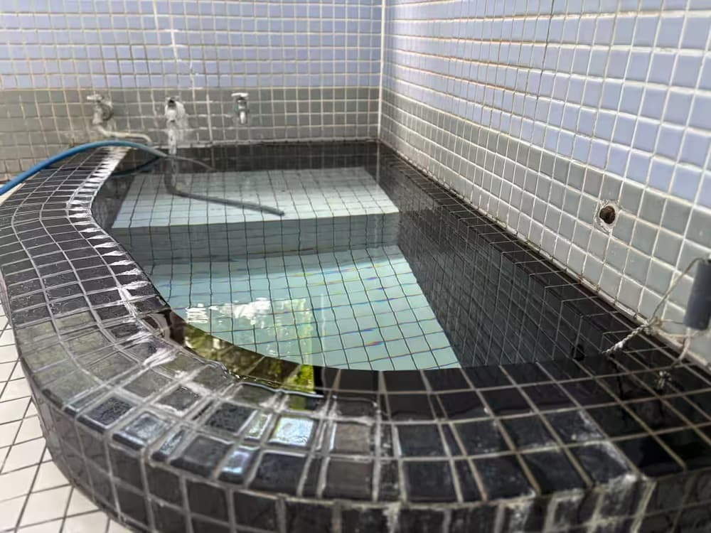 源泉かけ流しの湯で、旅の疲れを芯から潤す