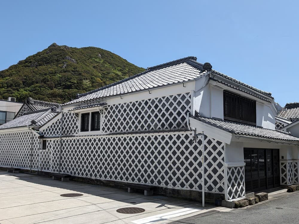 【下田・雑忠】築170年のなまこ壁に抱かれて。歴史の息づかいと温泉に癒やされる、私だけの隠れ家