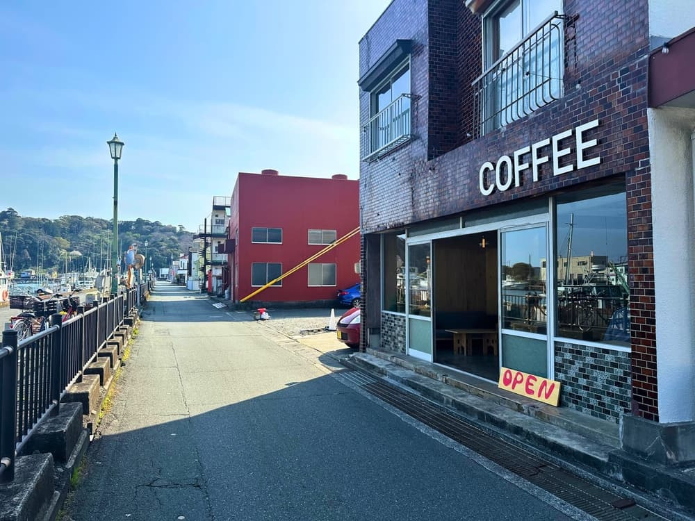 【下田・PARADISE COFFEE】港町に溶け込む、書道家バリスタが淹れる憩いの一杯
