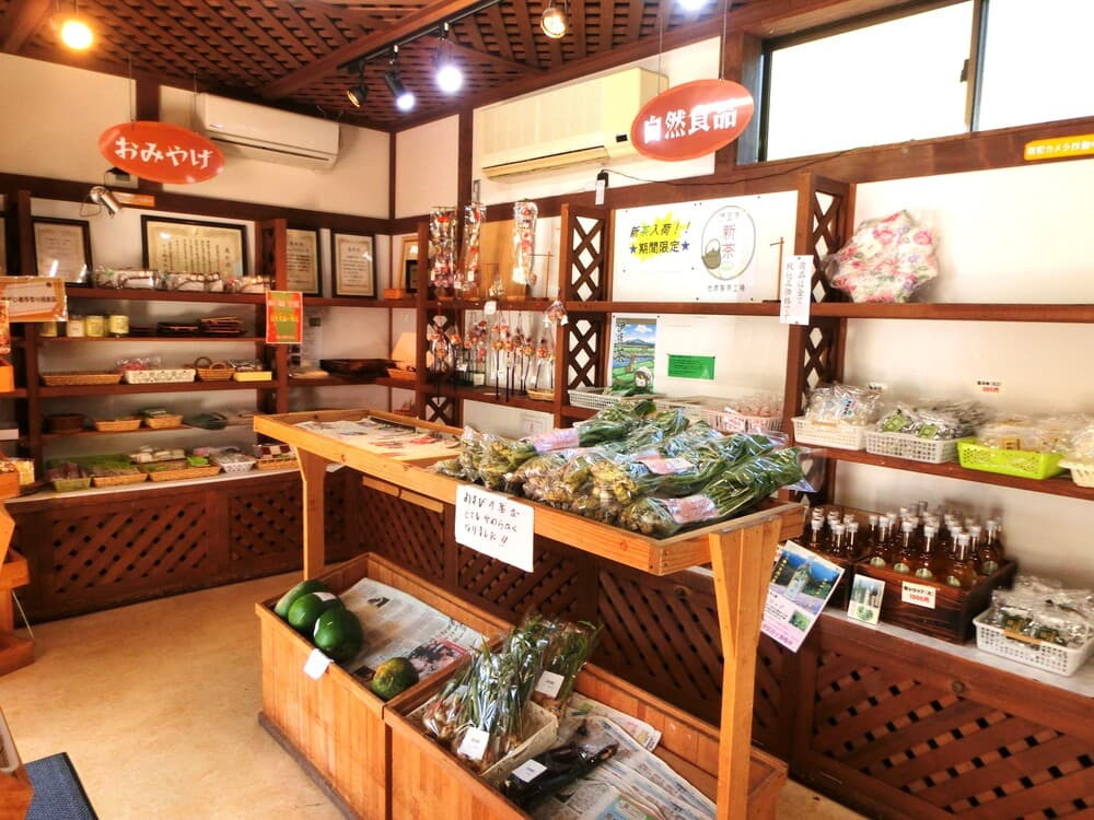 お土産処もぜひ覗いてみて。伊豆ならではの逸品がずらりと並ぶ、「竹の子かあさんの店」