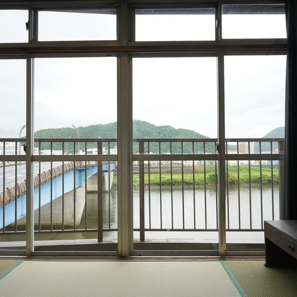 川のほとりで眠る。心が、静かに整う夜。