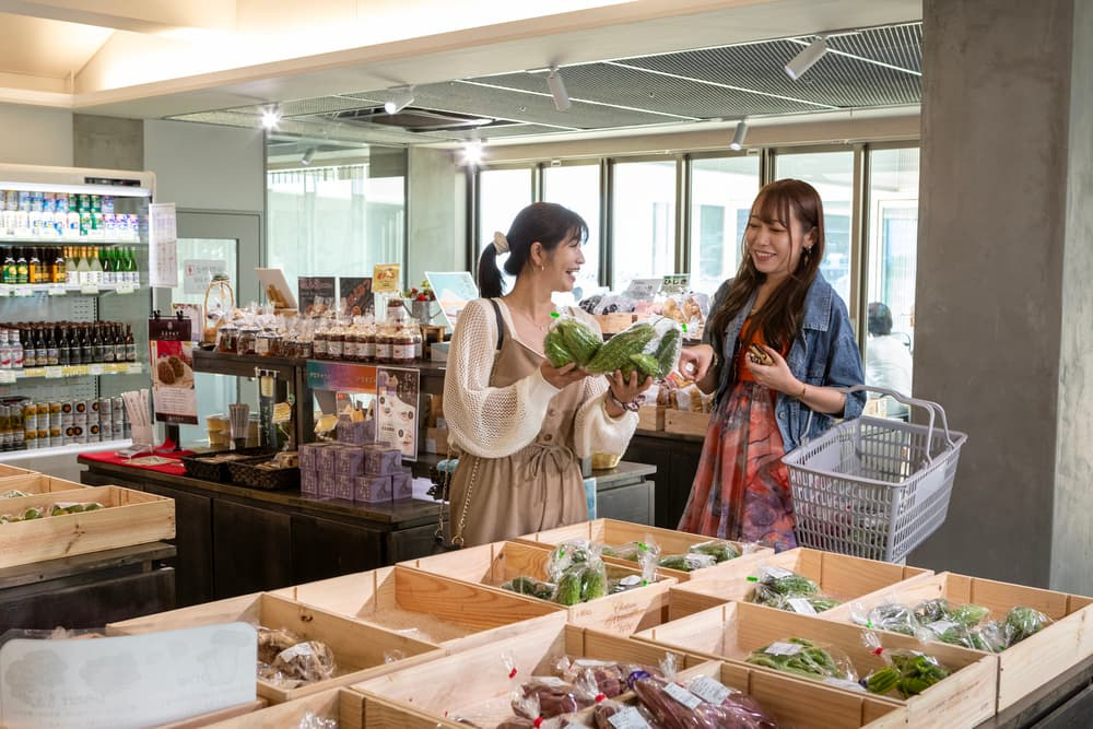 「テラッセオレンジトイ」で楽しむ、土肥の特産市やカフェ、食事。展望フロアからは美しい土肥の絶景も