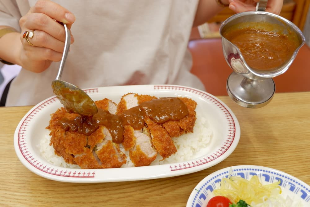 【熱海・宝亭】看板カツカレーからクリームソーダまで、愛され続ける老舗の味