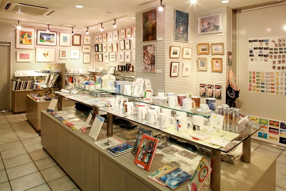 ミュージアムショップには美術館のオリジナルグッズも。アートグッズもさまざま