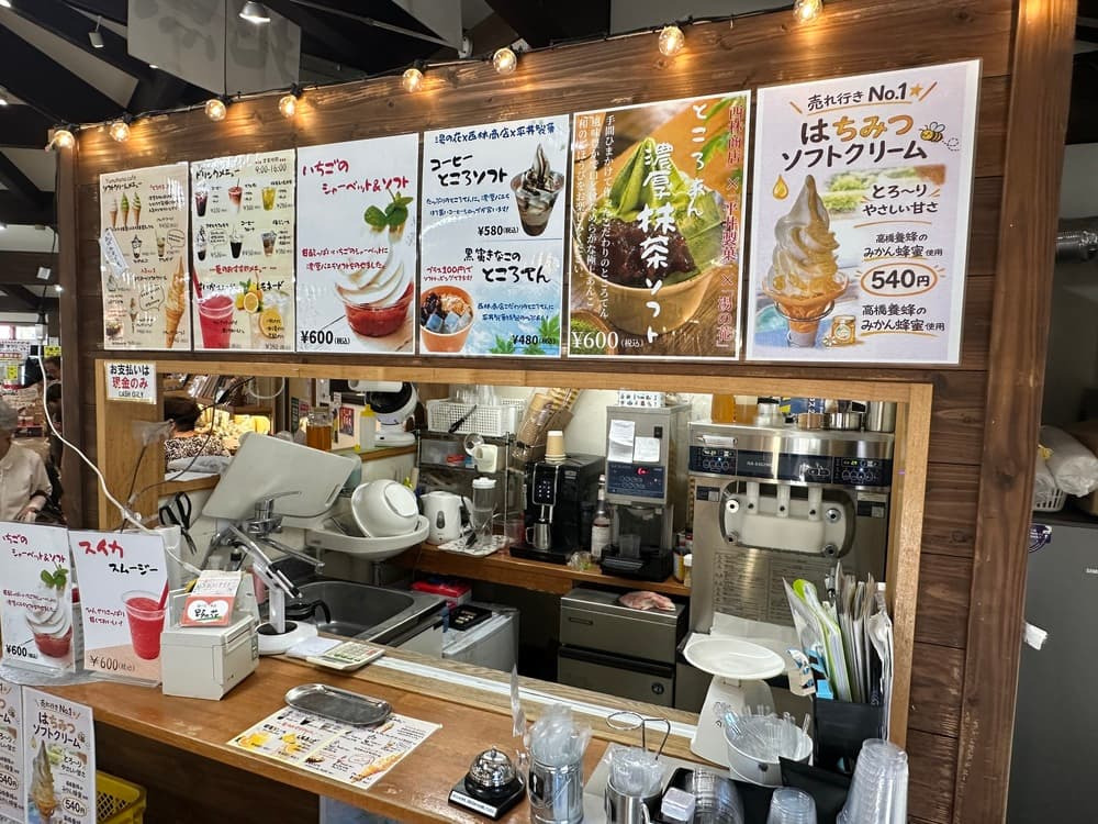 濃厚な蜂蜜ソフトと旬のスムージー。中庭で味わう小さなご褒美