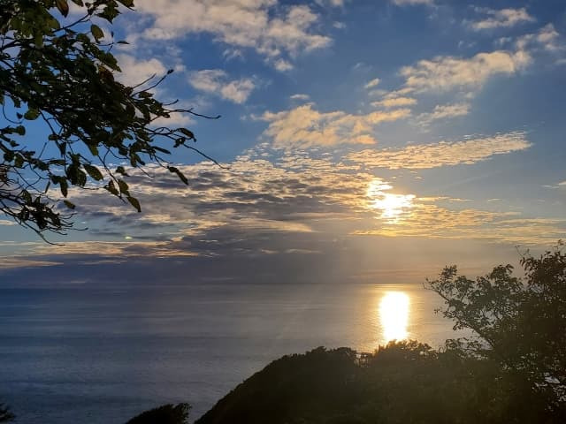 西伊豆・恋人岬の絶景 ──昼は富士山、日暮れは海を染める夕陽