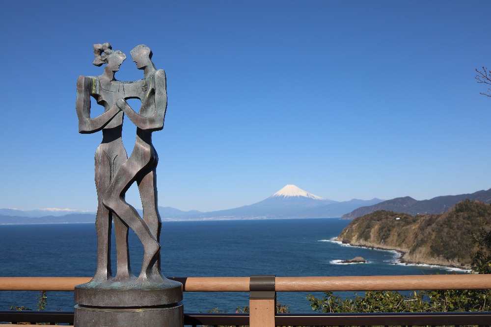 【恋人岬】永遠の愛が叶う？！ 駿河湾と富士山を望む絶景パワーポット