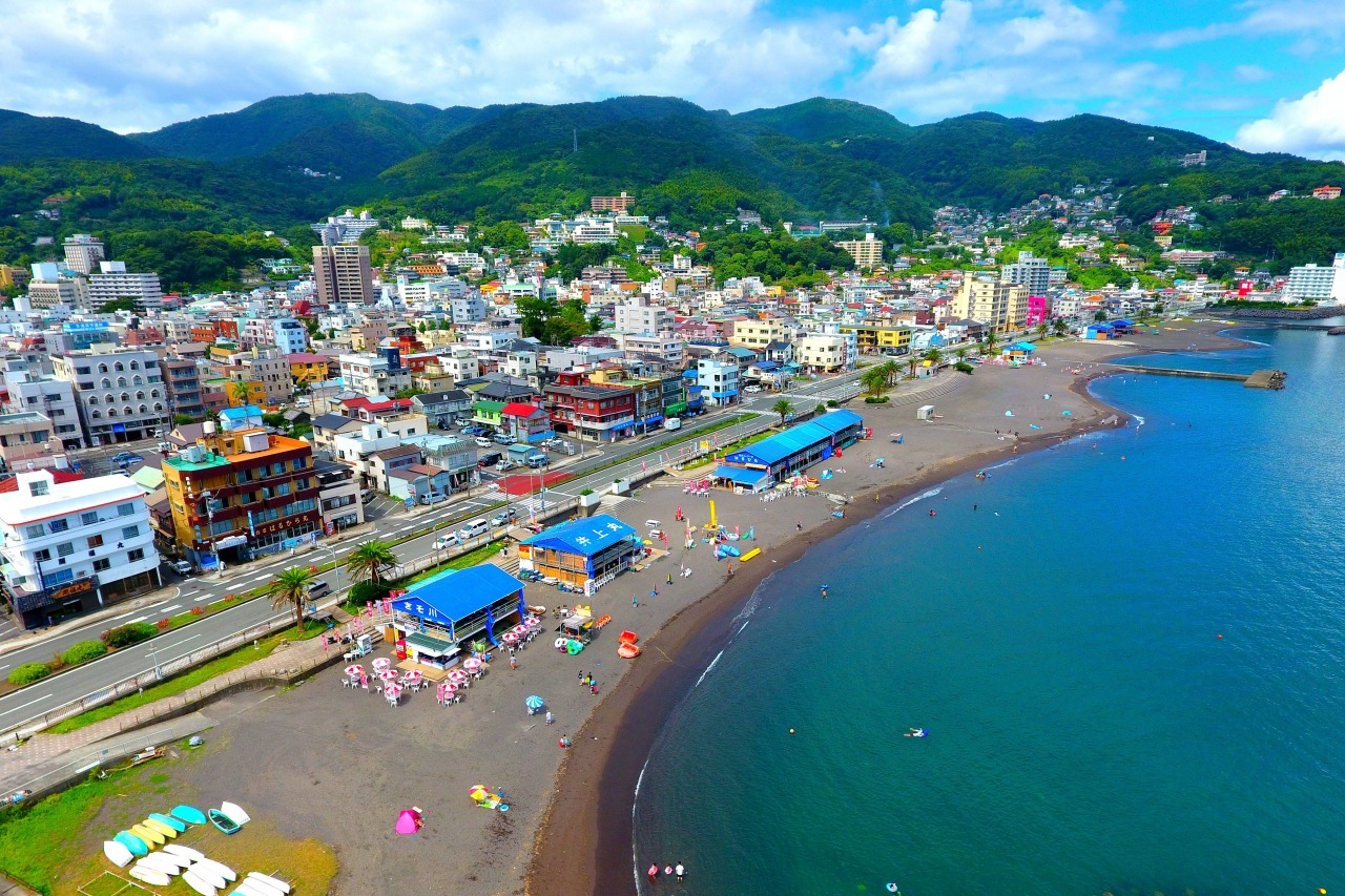 伊東オレンジビーチ】駅や温泉街から歩いて行ける、アクティビティーも充実したスポット/花火大会も - COLUMN｜Izu Letters