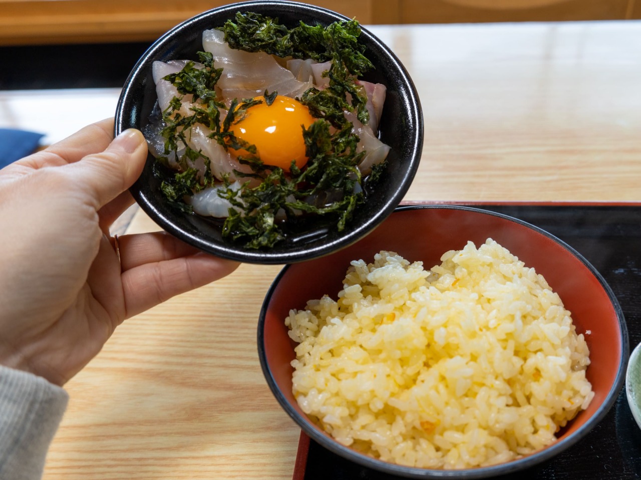 やま弥 みかんご飯】旅人たちに愛される民宿の定食屋。魚と一緒に