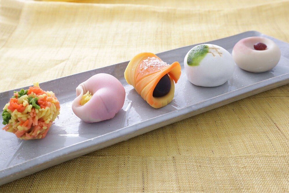 菓子舗 間瀬 本店】繊細な職人技が光る、四季の彩り豊かな上生菓子